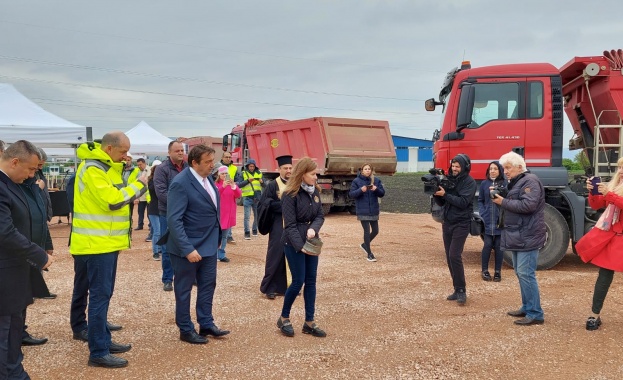 Днес е хубав ден защото ще можем да направим първата