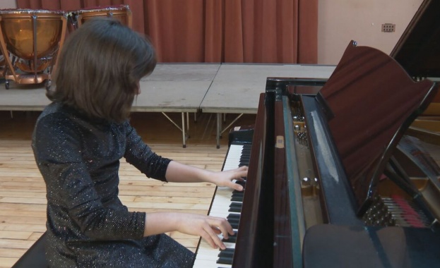 Яна Кръстева свири на пиано от 5 годишна възраст днес е