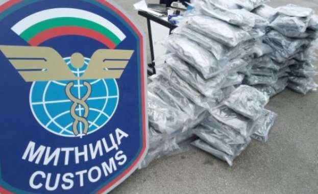 Марихуана във фабрични кухини на автомобил и кокаин по телата на пътници откриха митническите служители на МП Капитан Андреево Марихуана във фабрични кухини на автомобил и кокаин по телата на пътници откриха митническите служители на МП Капитан Андреево