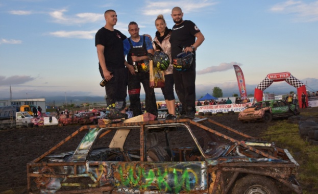 Шоу със собственоръчно направени автомобили се провежда в Костинброд То