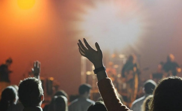 17 годишен колабира в дискотеката където МВР направи масов обиск на