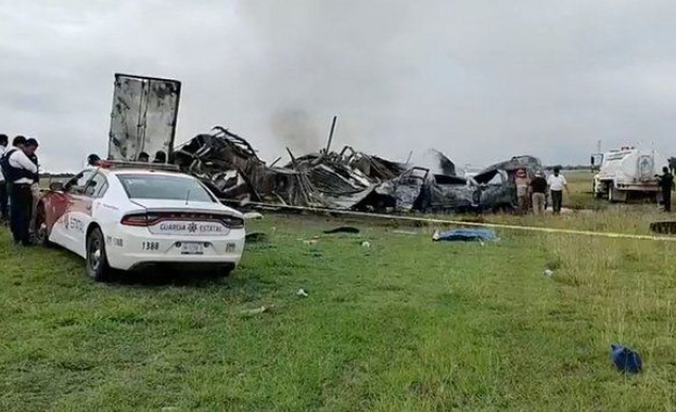 Тежка катастрофа на магистрала в северната част на Мексико отне