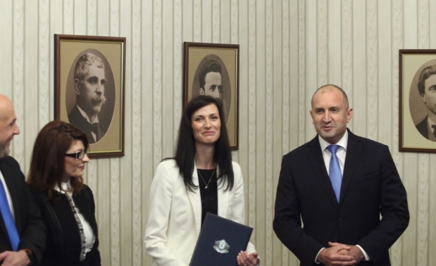 Президентът Румен Радев връчи първия проучвателен мандат за съставяне на