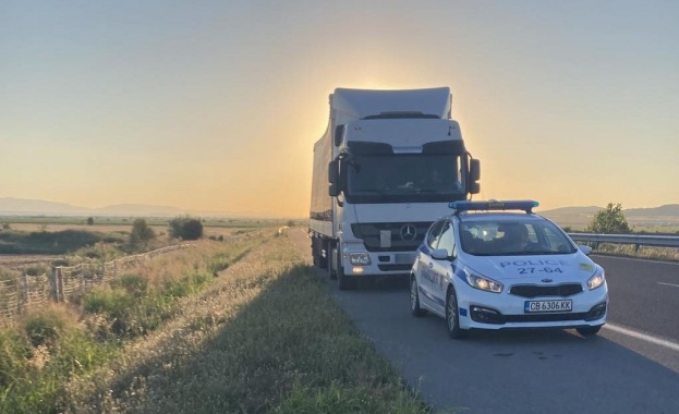 Два турски камиона са катастрофирали след полунощ на главен път