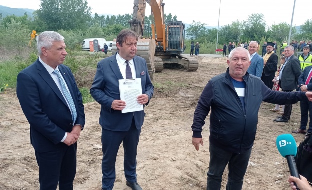 Днес правим малка стъпка за решаване на един много голям