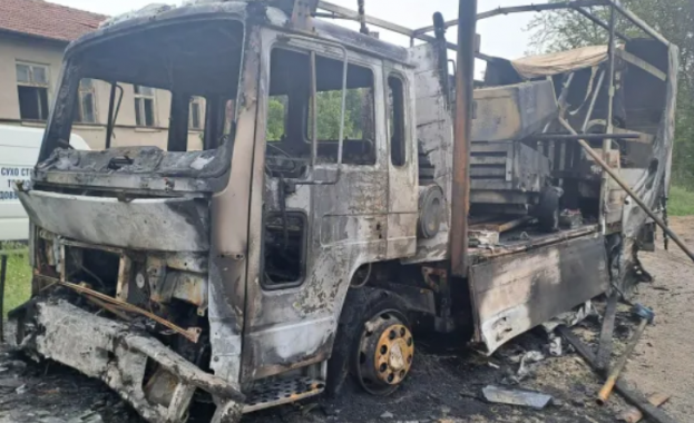 Камион собственост на благоевградска строителна фирма изгоря напълно тази нощ