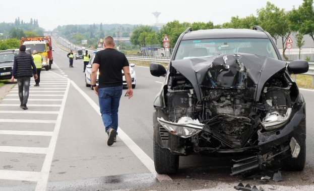 Джип се блъсна в трактор до Бирена фабрика край Хасково Катастрофата