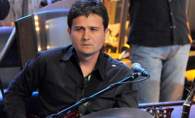 Слави Трифонов потвърди във фейсбук че китаристът от Ку Ку