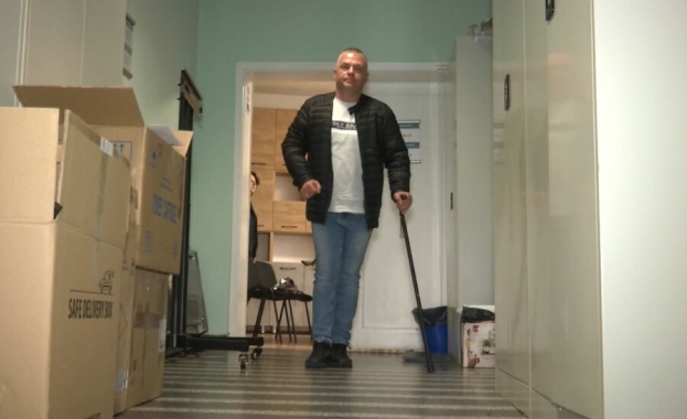 Мъж с множествена склероза се нуждае от средства, за да ходи