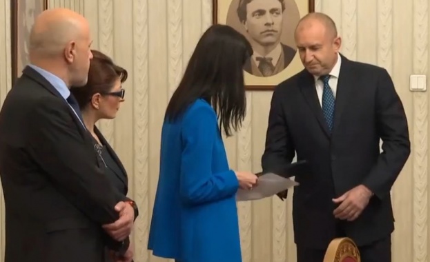 Номинираната от ГЕРБ СДС за премиер Мария Габриел връща на президента