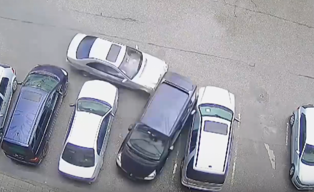 Млад шофьор губи управление над автомобила си в жилищен квартал