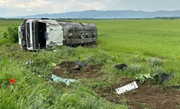 Цистерна пълна с мляко се обърна на подбалканския път София Бургас