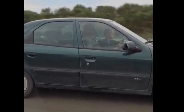 Скандално видео показва как 12 годишно момче шофира с над 120