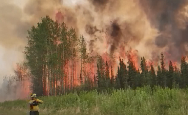 Горските пожари продължават да бушуват в канадската провинция Албърта 2800 огнеборци