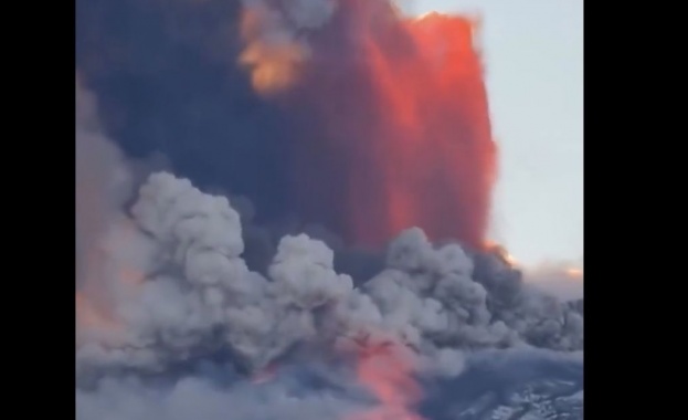 Етна, един от най-активните вулкани в света, изхвърли дим и