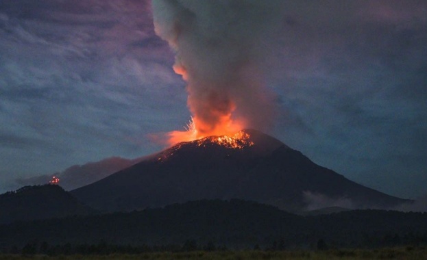 В Мексико вулканът Попокатепетъл изригна газ дим и пепел и
