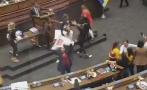 Масов бой в парламента на Боливия