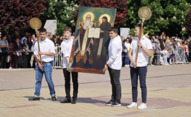 Над 100 годишна икона на Светите братя Кирил и Методий поведе