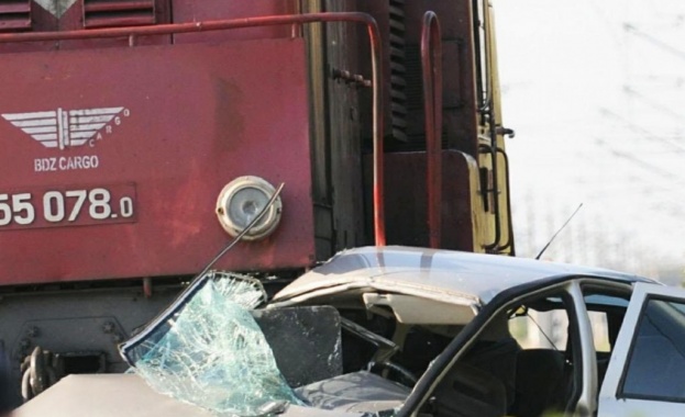 Влак удари лек автомобил, водачът и спътникът му оцеляха