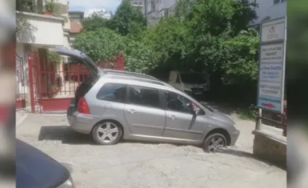 Кола пропадна в дупка в Стара Загора: Защо не е била обезопасена улицата Кола пропадна в дупка в Стара Загора: Защо не е била обезопасена улицата