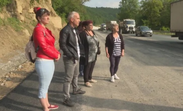 Зрителски сигнал за огромни дупки по модернизиращия се път Е 79