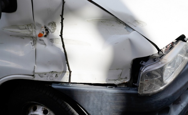 Микробус с пътници катастрофира край Шумен в болница са откарани