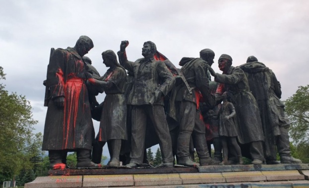 Отново заляха с червена боя Паметника на Съветската армия в София
