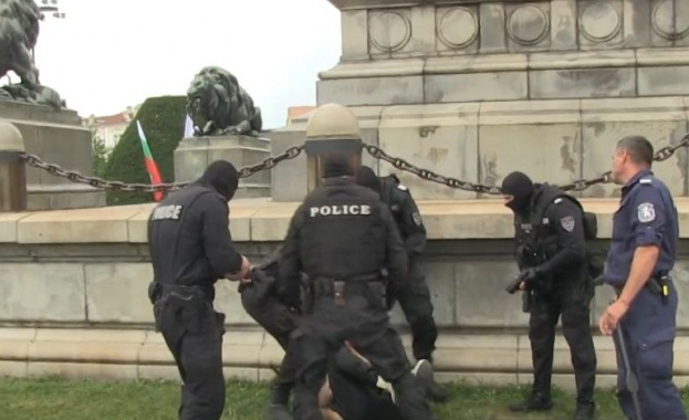 Екшън в центъра на Русе Млад мъж е съборил и