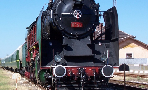 Специално пътуване с влак с парен локомотив организира БДЖ за