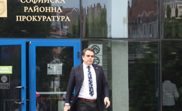 Съпредседателят на Продължаваме промяната Асен Василев напусна сградата на Софийската