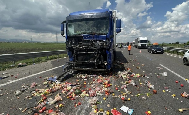 Тир и две коли се удариха на Северната скоростна тангента