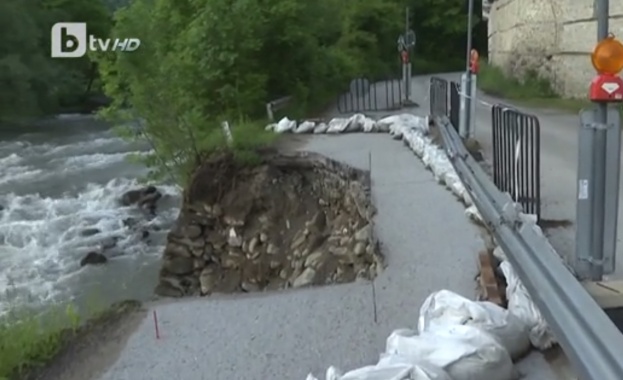 Месеци наред свлачище зее под стените на Троянския манастир Рухналият