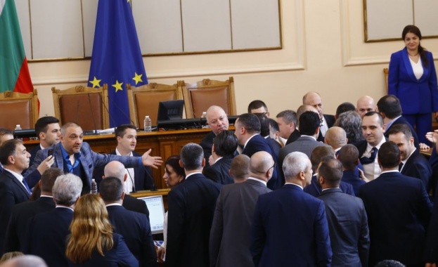 Работата на парламента започна с ескалация на напрежението и искри