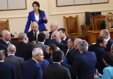 Росен Желязков наказа 17 депутати заради саморазправата в парламента