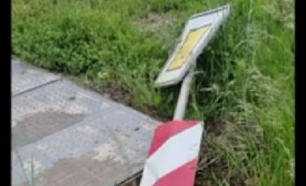 Без знаци на пътя към Бистрица: Защо част от сигнализацията е паднала на земята