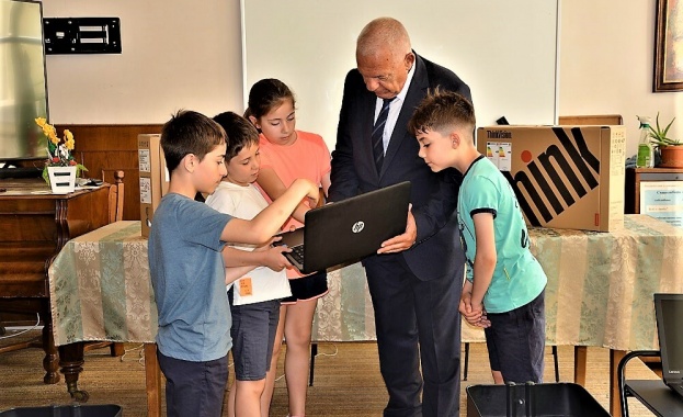 Министерството на електронното управление дари 10 броя преносими компютри на