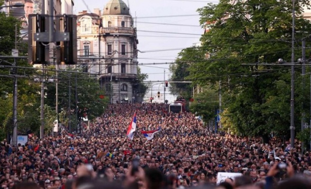Десетки хиляди на антиправителствен протест в Белград