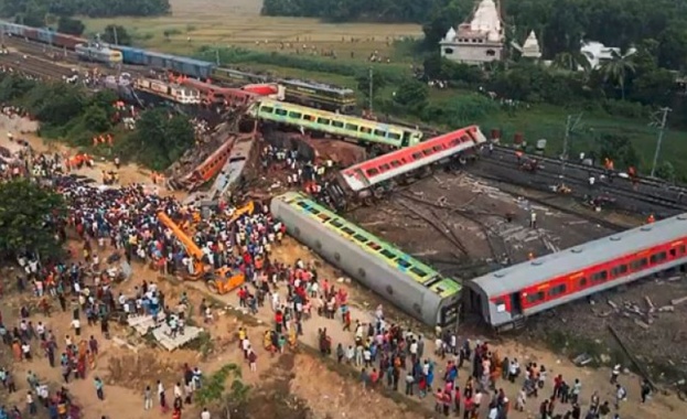 Влакова катастрофа в Индия взе най-малко 15 жертви