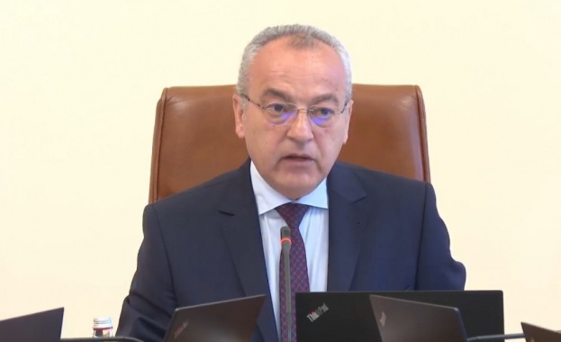 Премиерът Гълъб Донев прави отчет за свършеното от служебния кабинет