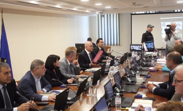 С 19 гласа за и без нито един против пленумът