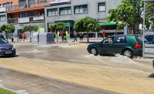 Спукване на магистрален водопровод наводни участък от бул Христо Смирненски