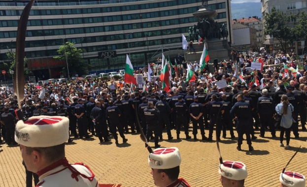 Протест на Възраждане започна пред Народното събрание От партията заявиха