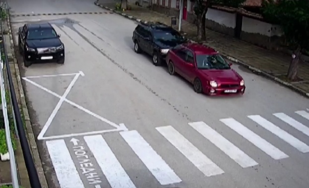 39 годишен собственик на фирма за дърводобив умишлено блъсна и влачи