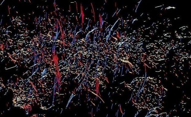 Астрономите са открили хиляди нишковидни структури които се разминават във