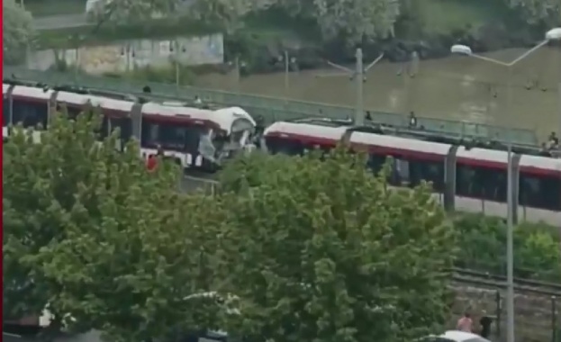 Катастрофа между два трамвая в Турция, десетки са ранени