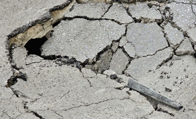 Голяма дупка се е образувала след пропадане на пътната настилка