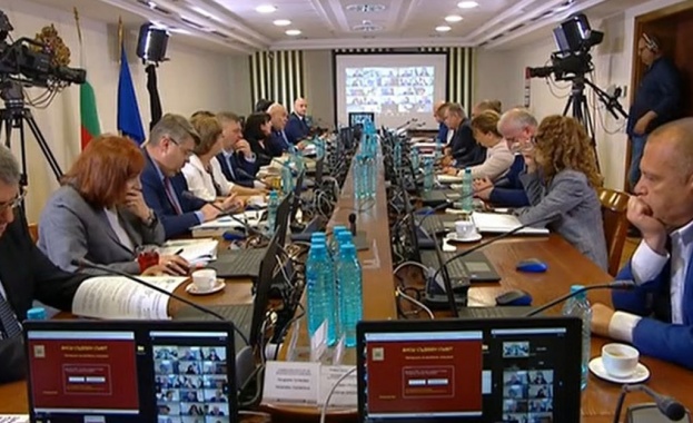 С 13 гласа за срещу 7 против Пленумът на Висшия