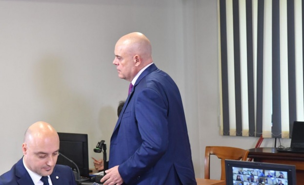 Главният прокурор Иван Гешев напусна заедно с адвокатката си Радостина