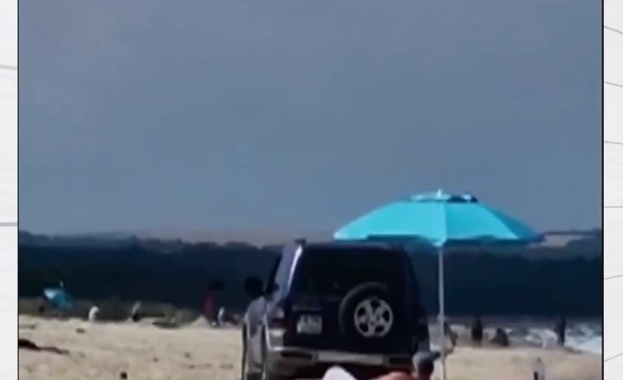 Шофьор подкара автомобила си на плажа в Шкорпиловци На кадрите