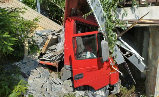 Самопотеглил камион натоварен с облицовъчен камък е убил на място